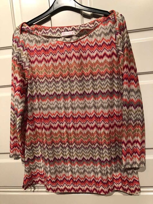 blusa estampada padrão tipo Missoni em tons de rosa, laranja