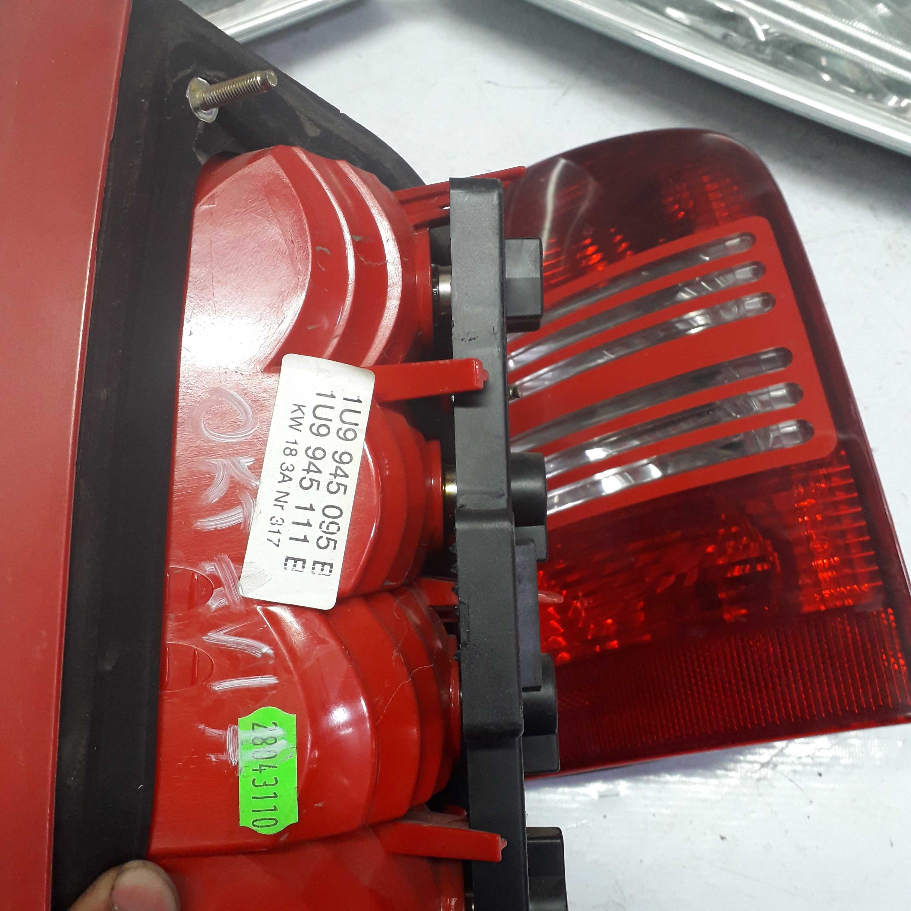 Farol Xenon e normais Skoda Otávia e Farolins