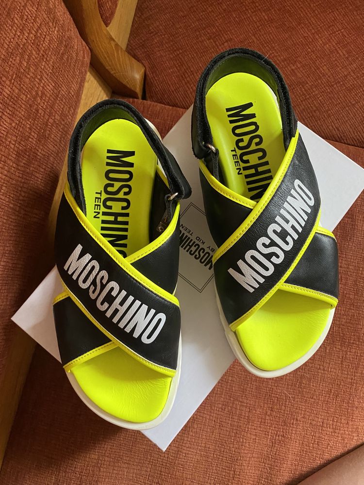 Жіночі брсоніжки Moschino