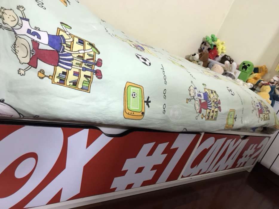 Cama 98 cm x 204 cm sem colchão.