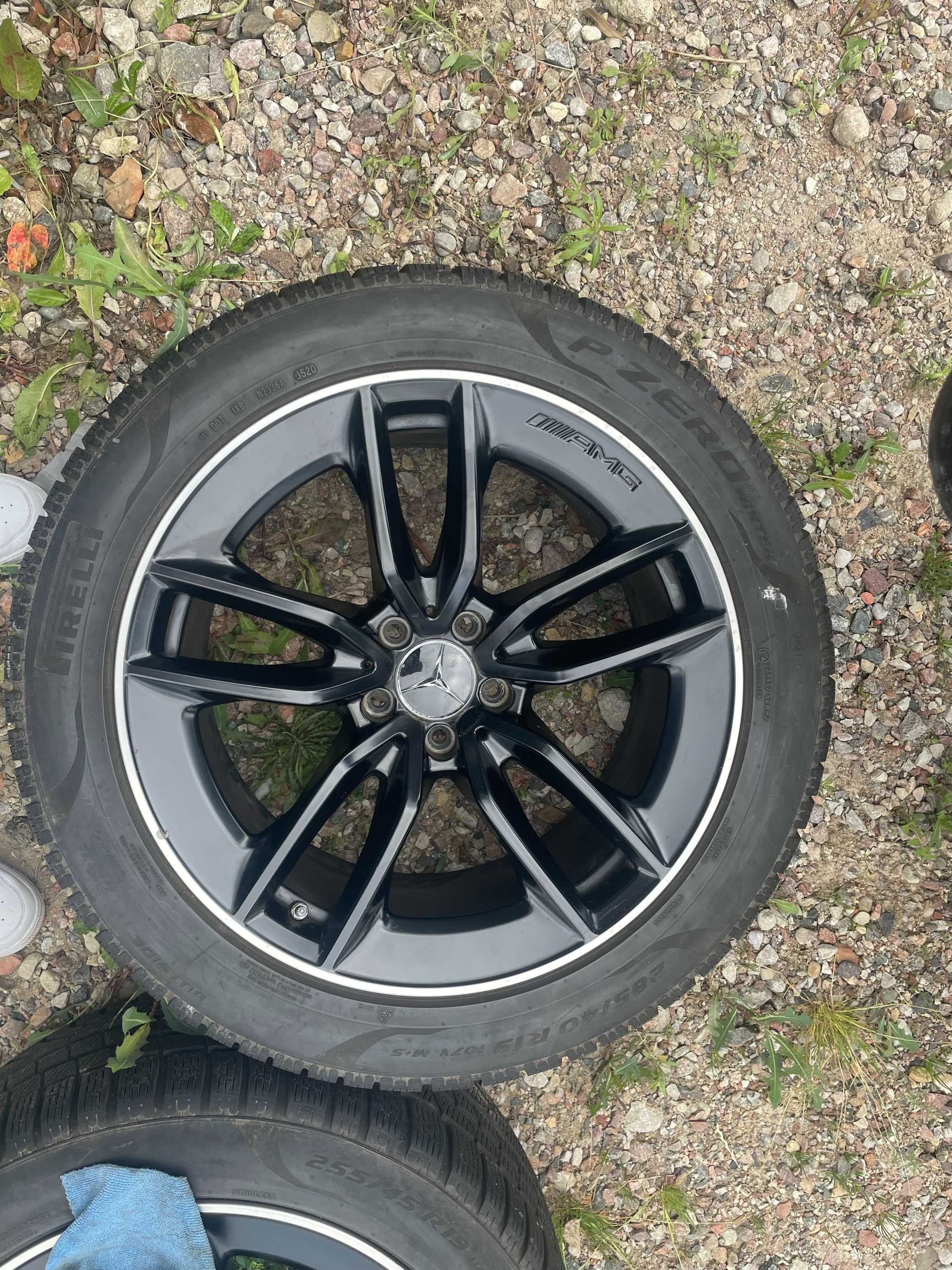 felgi z oponami przód 255/45/19 oraz tył 285/40/19