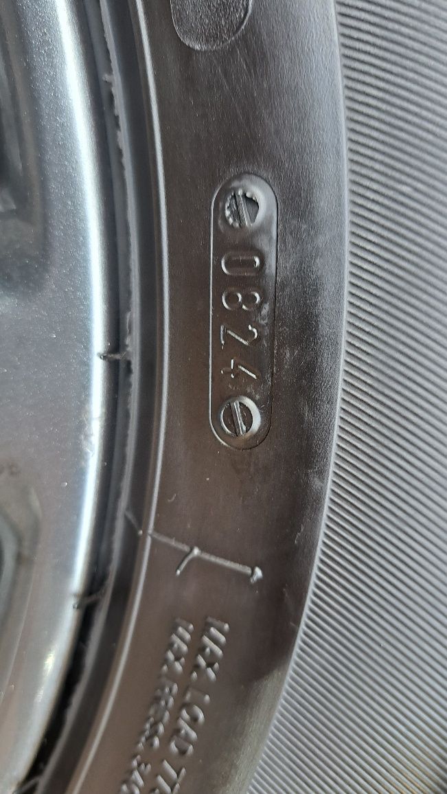 Jantes originais de Lexus com pneus novos.