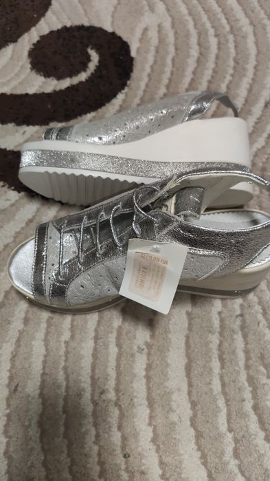 Босоножки-кросовки на танкетке