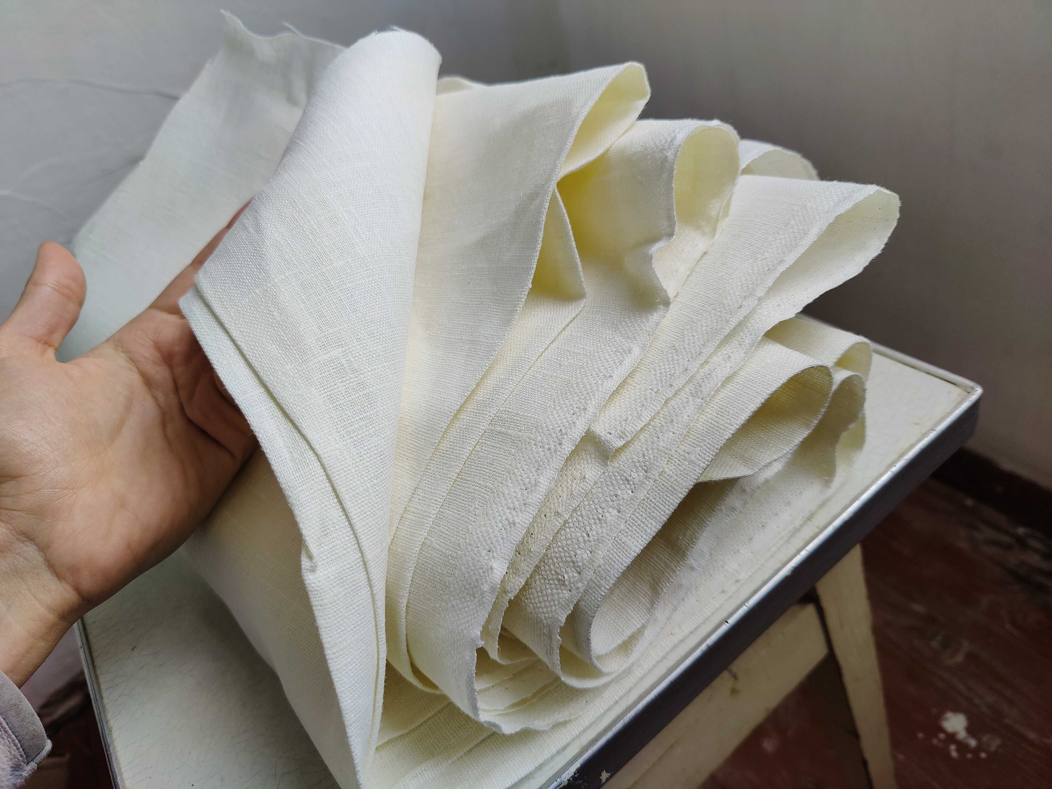 Біла тканина з квітами, для блузок, хусток, цупка тканина