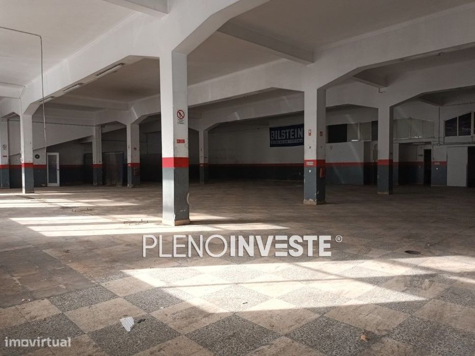Armazém para venda ou arrendamento na Cruz de Pau