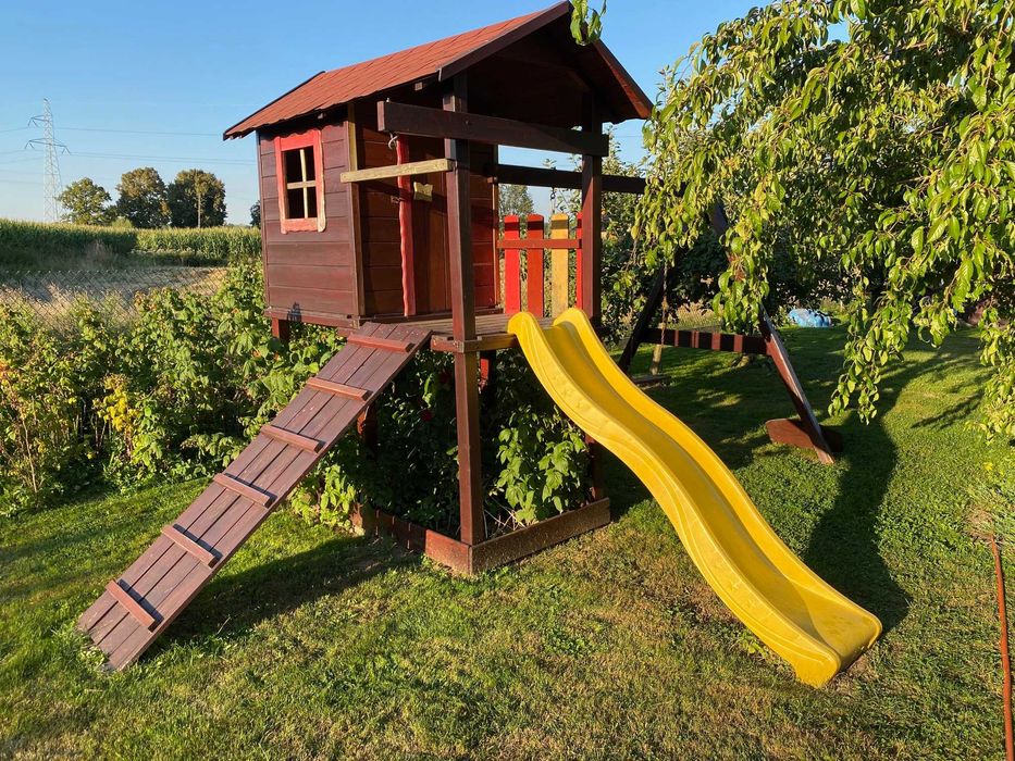 Domek dla dzieci ze zjeżdżalnią, huśtawkami, piaskownicą