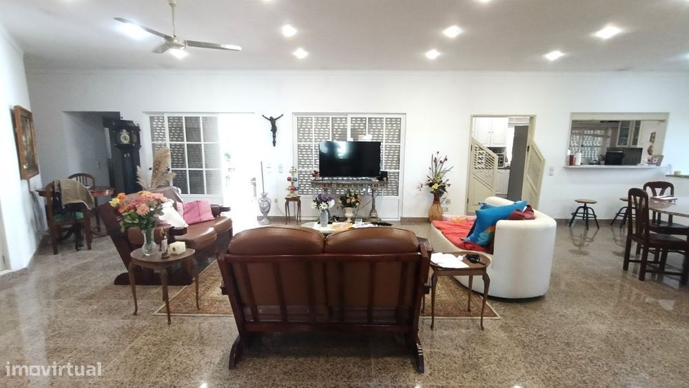 Quinta Pegões Velhos, junto á adega, com moradia e armazém lote 3,8 ha