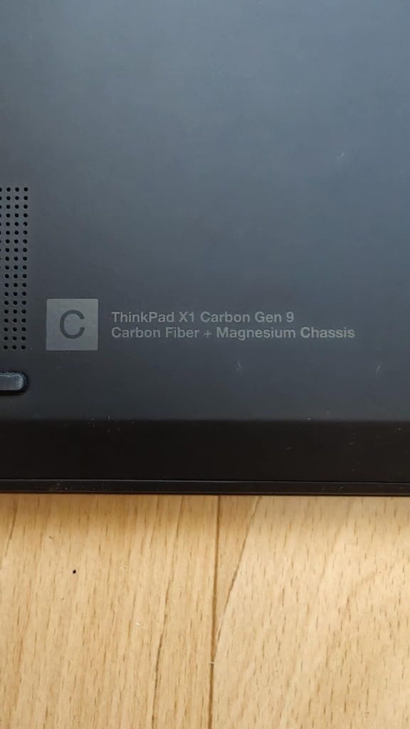 ThinkPad X1 Carbon Gen 9 Carbon + magnesium chassis. 16h na baterii