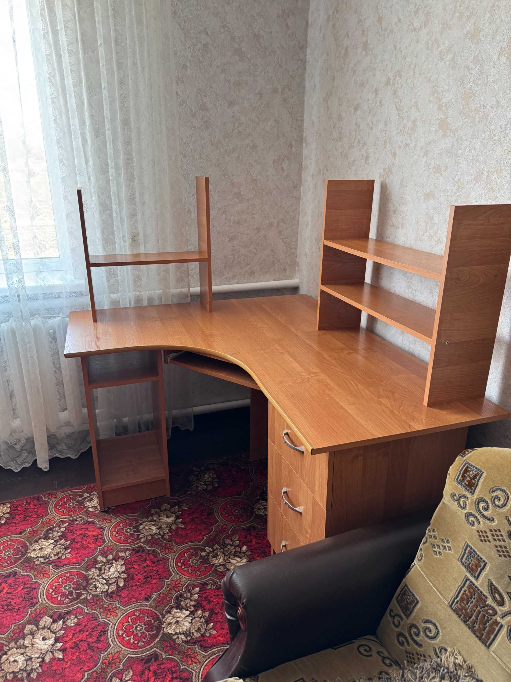 Комп'ютерний стіл