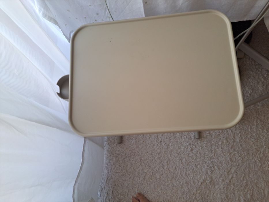 Pequena secretária para sofá, chaise longue e até mesmo na cama.