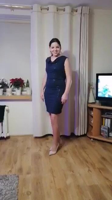 Dopasowana sukienka z połyskującego materiały