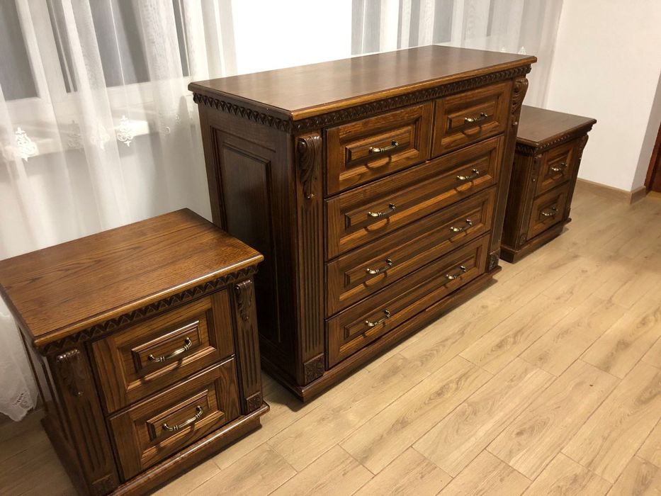 Вітрина деревяна( матеріал дуб)