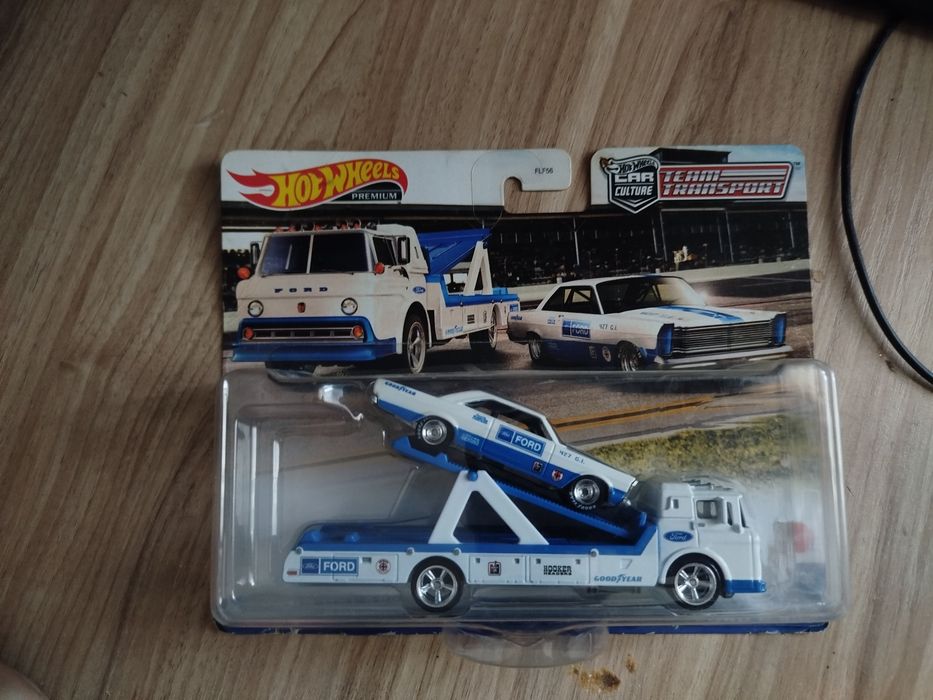 Hot Wheels Premium Car Culture Team Transport #38 '65 Ford Galaxie + F