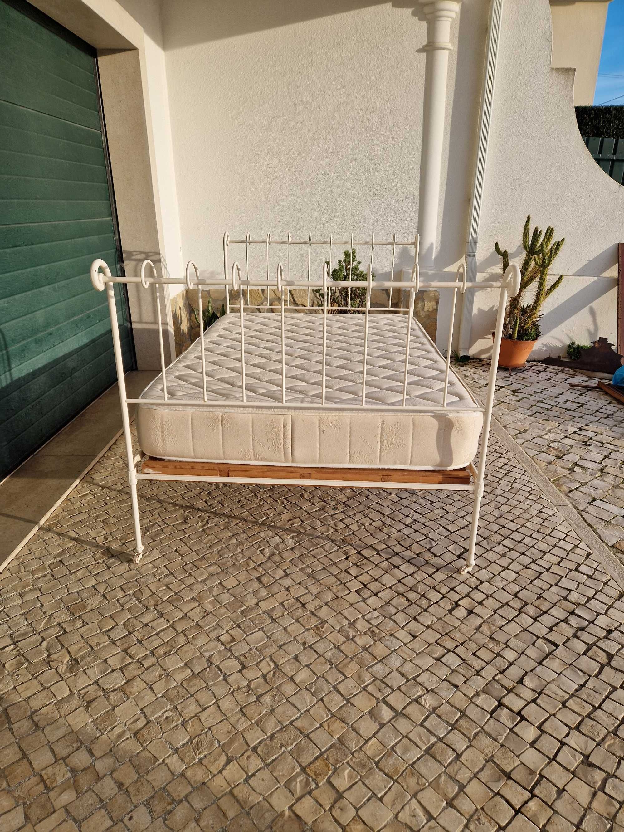 CAMA DE FERRO com estrado e colchão