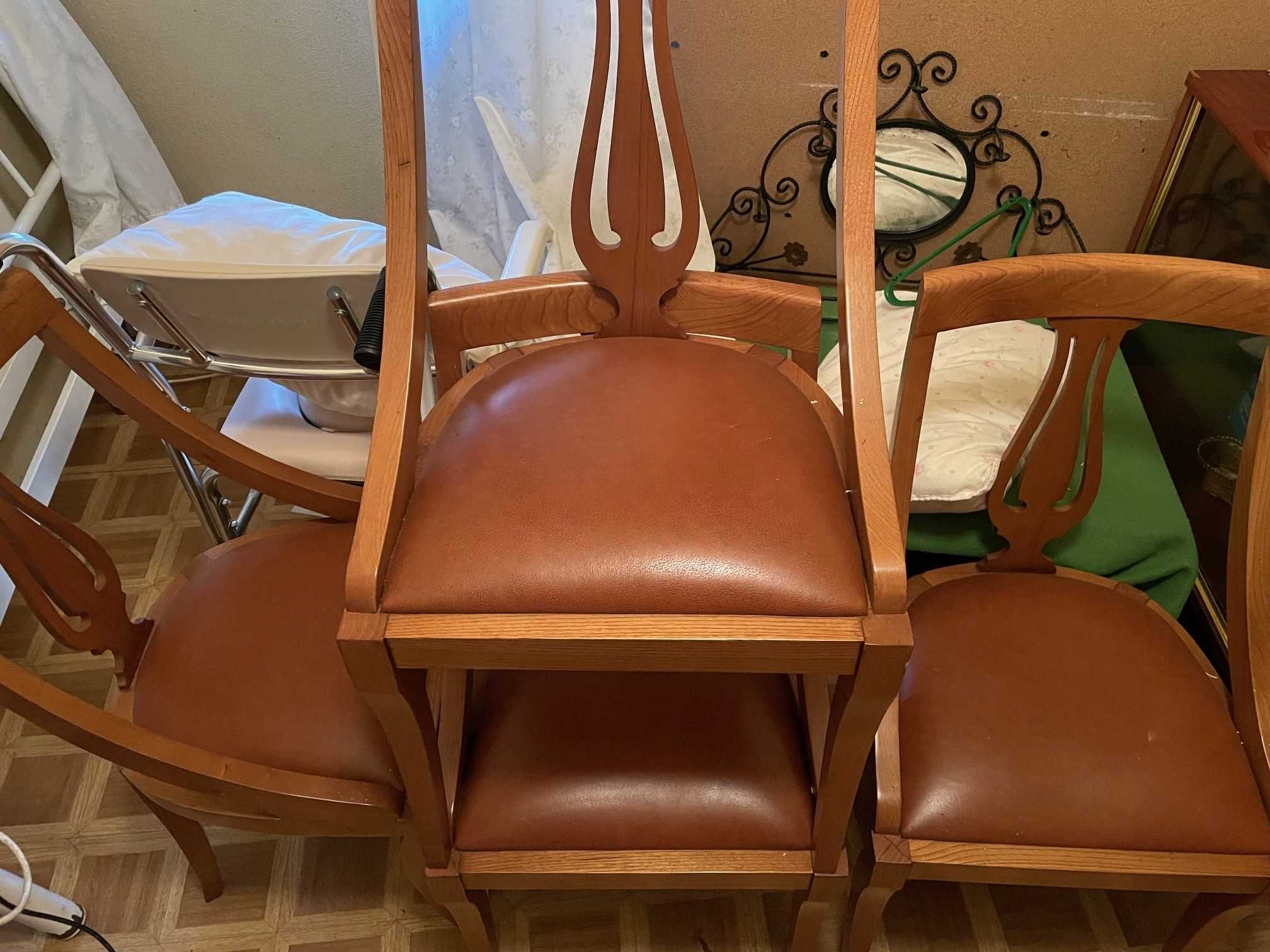 Conjunto mobília de madeira  praticamente como nova