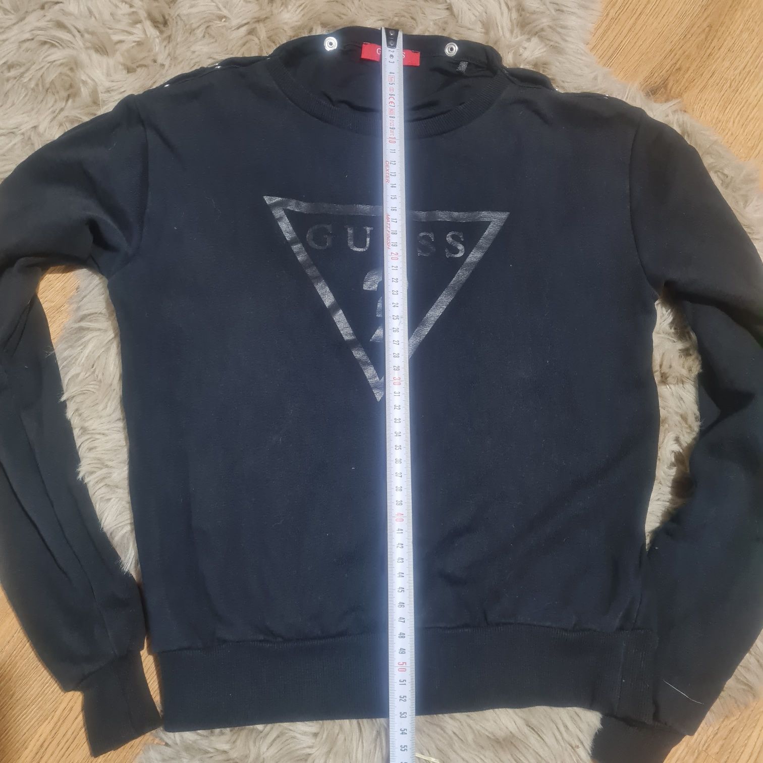 Guess czarna bluza crop top z dużym logo r. XS można nosić na 2 sposob