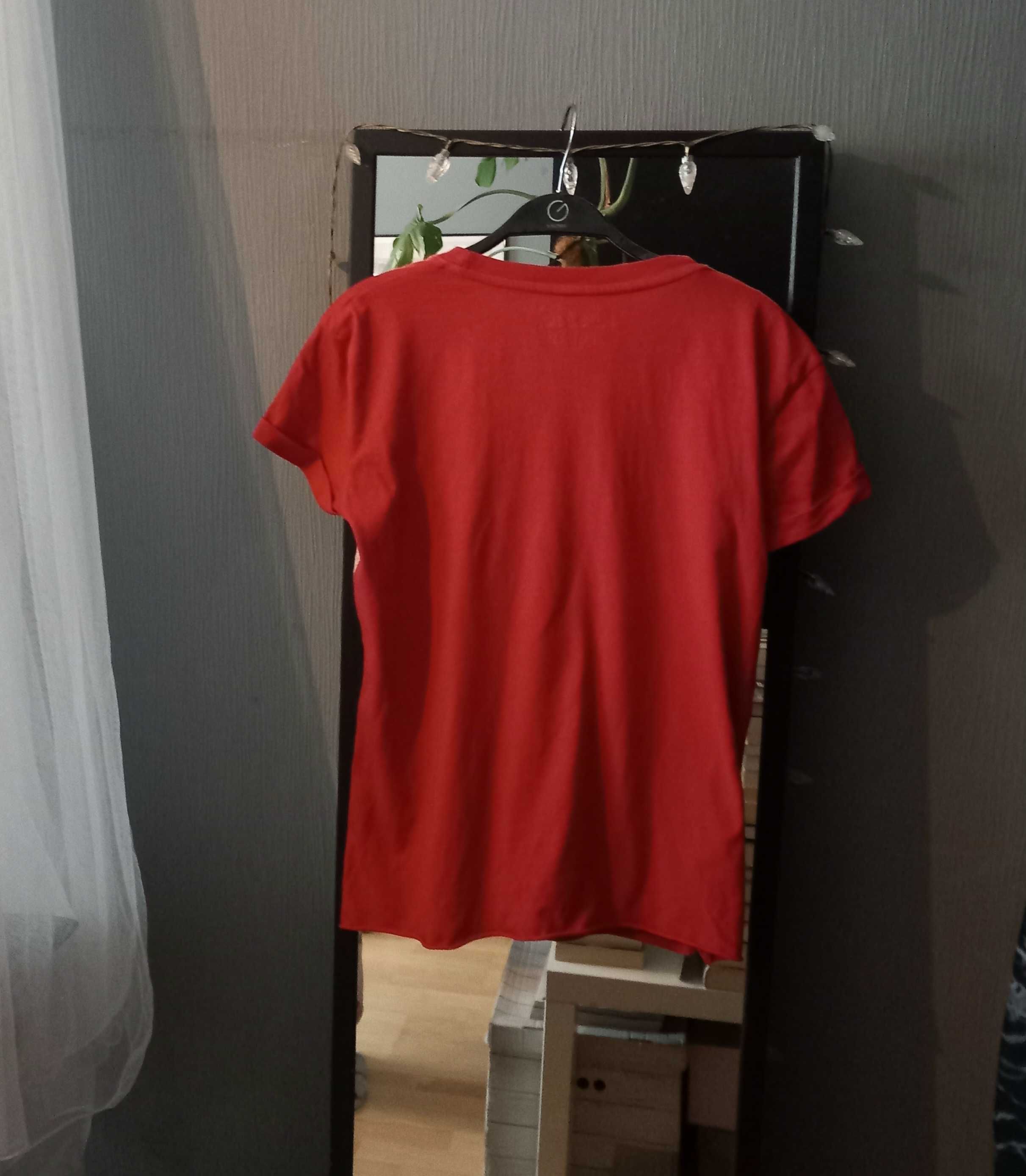 Czerwony T-shirt z kolekcji Coca Cola z efektem zużycia