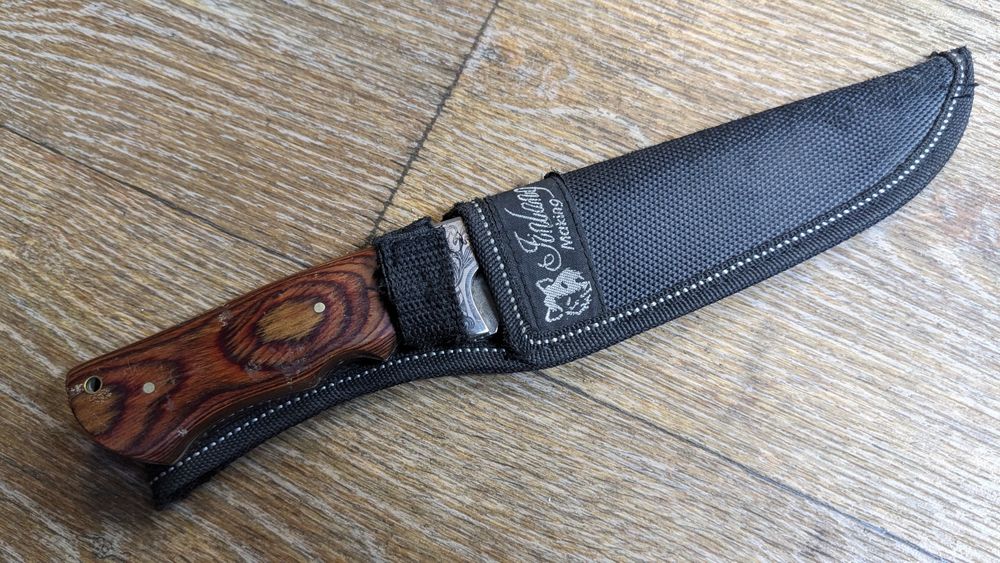 Великий ніж з дерев'яною ручкою