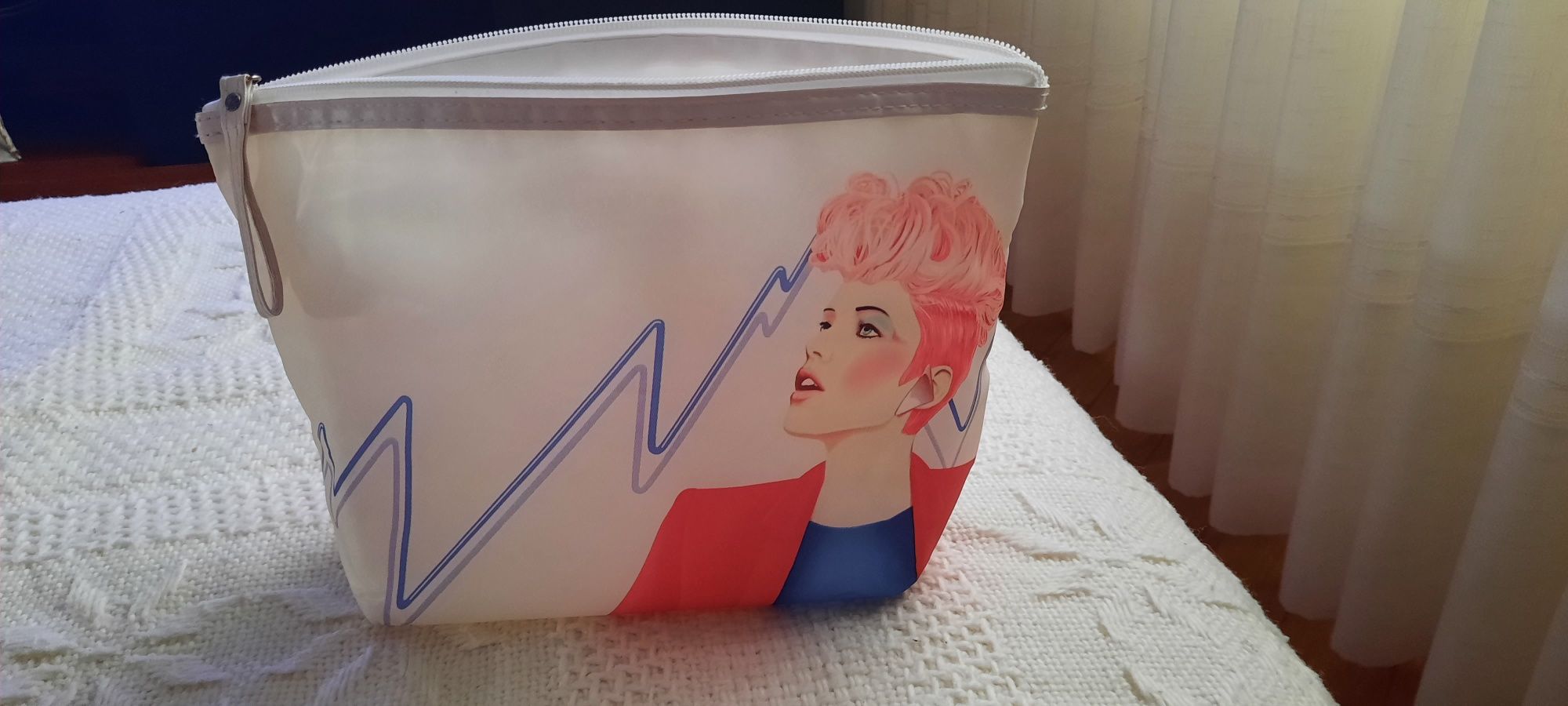 Necessaire branco com uma menina