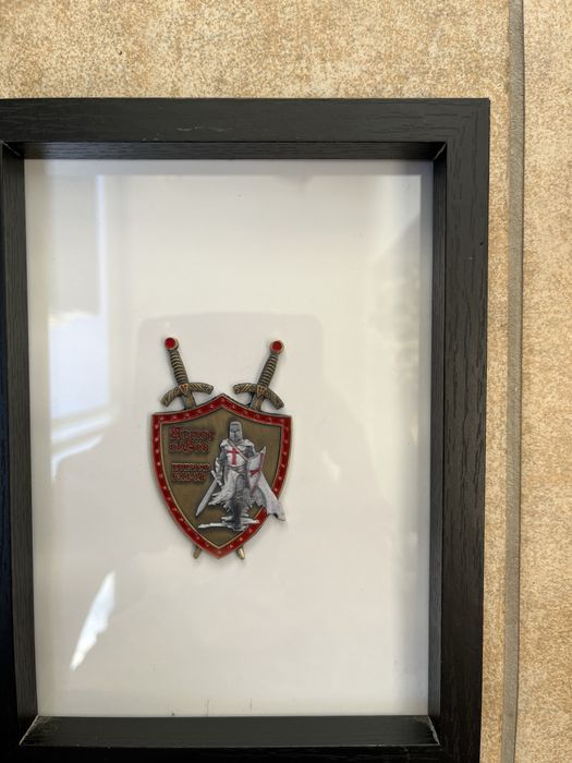 Symbol Templariuszy w ramce ozdobnej