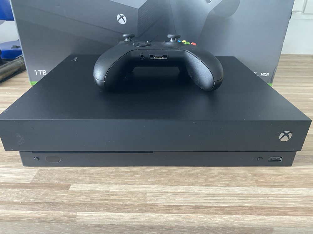 Xbox One X 1 TB jak NOWY