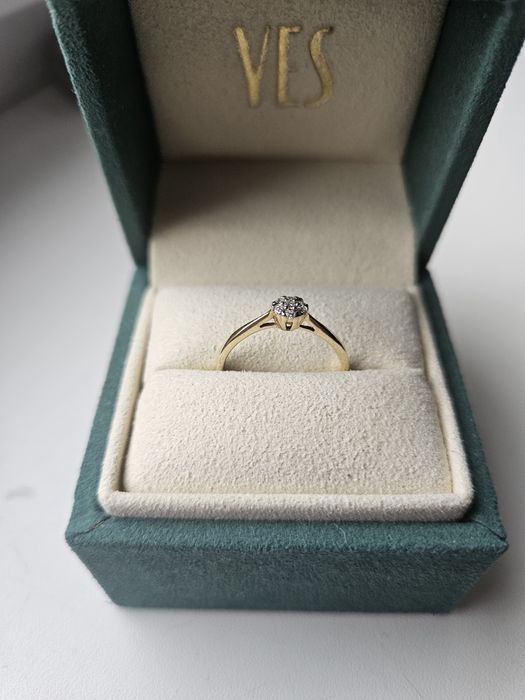 Złoty pierścionek z diamentami