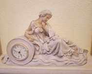 Estatueta de marfinite com relogio incorporado