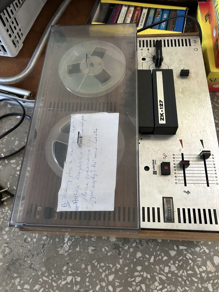 Stary gramofon wraz z taśmami