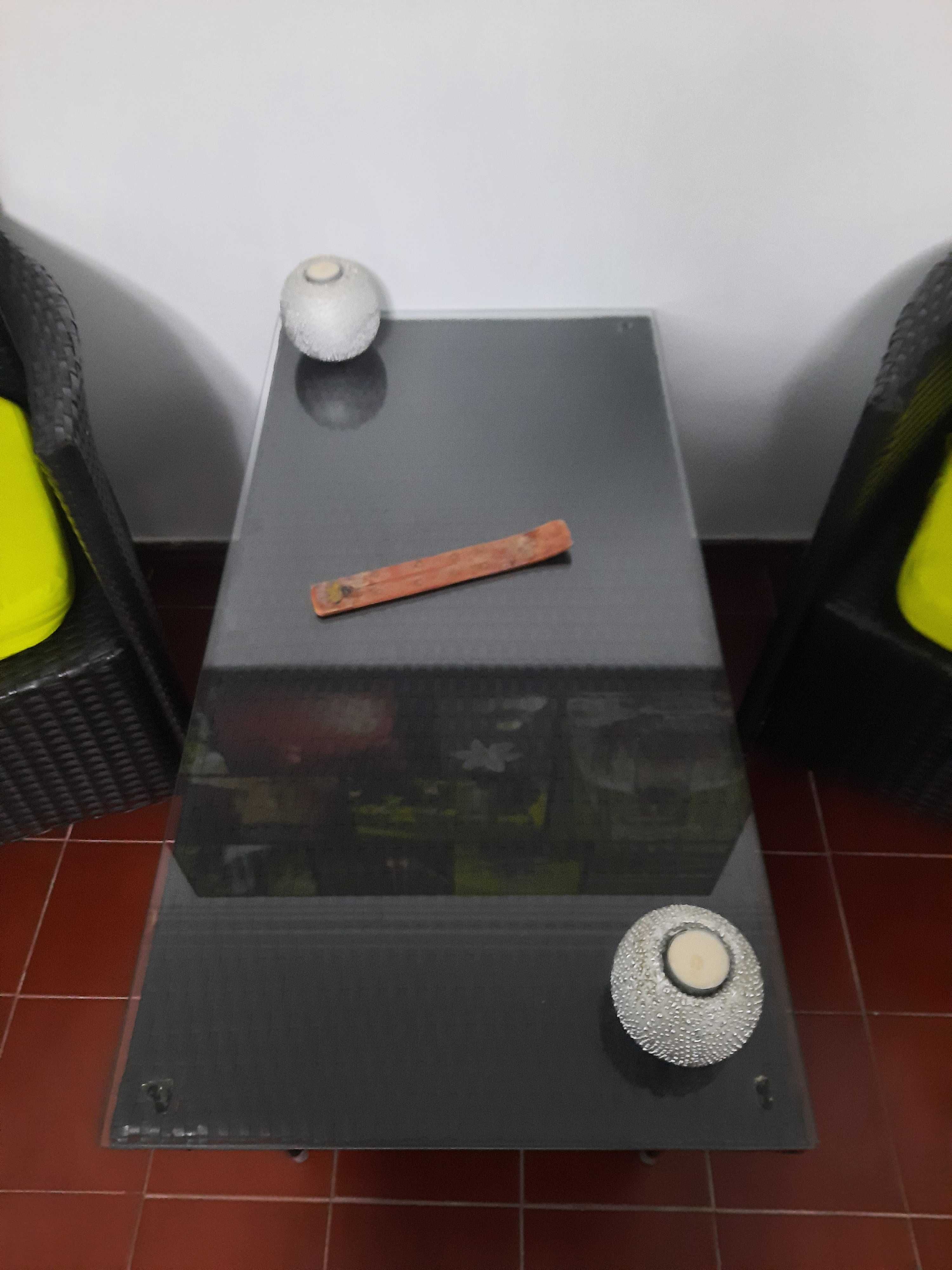 Mesa de verga com tampo de vidro