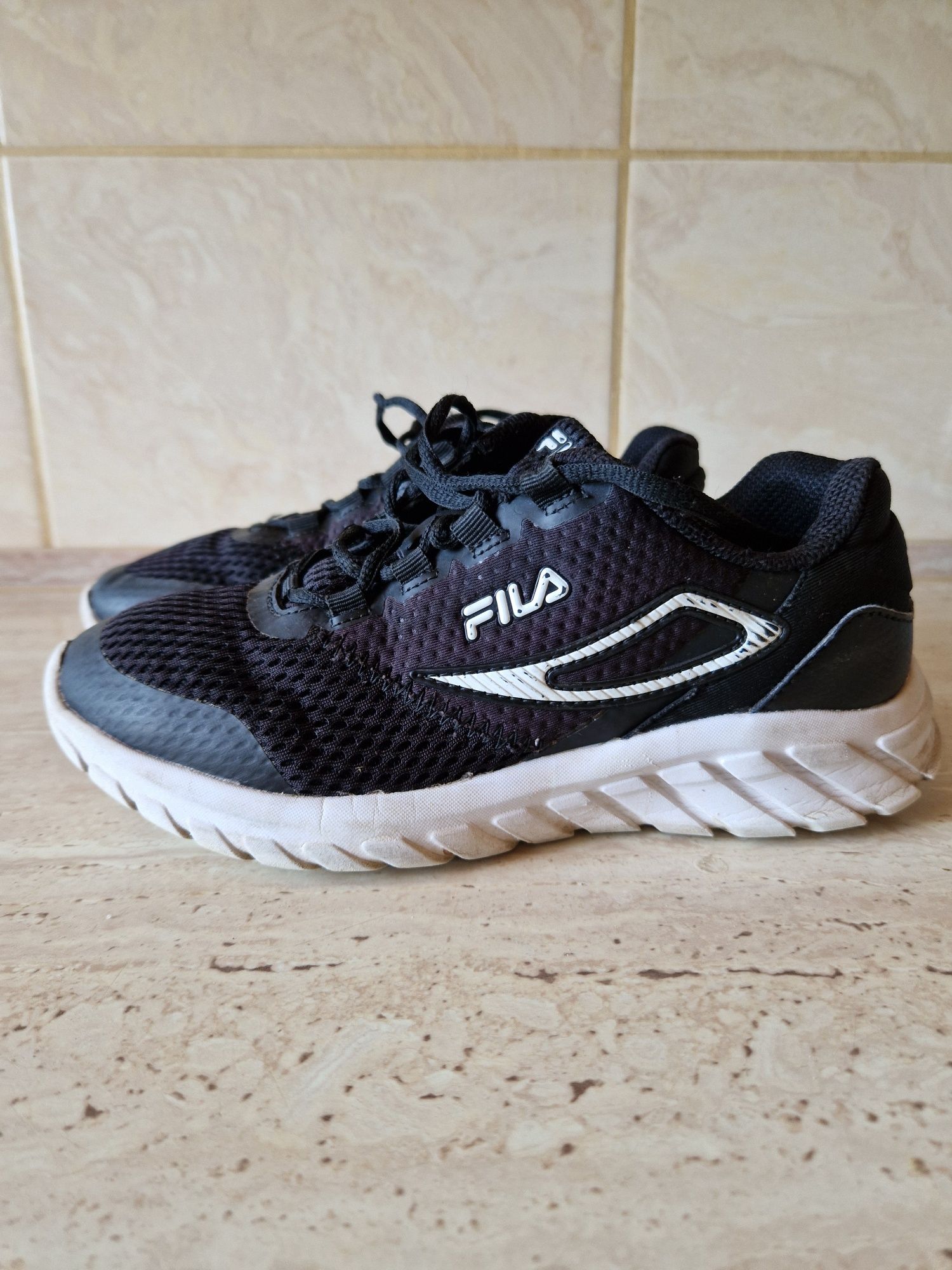 Buty sportowe Fila r 37.5