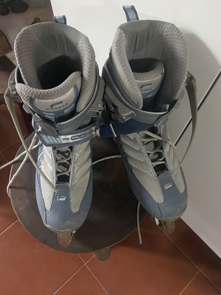 Patins em linha com rodas e com proteção de joelhos, pés e mãos