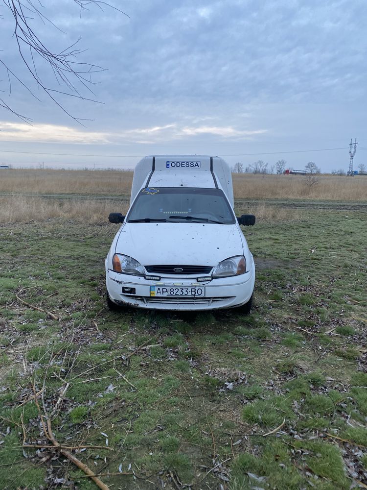 Машина Ford courier