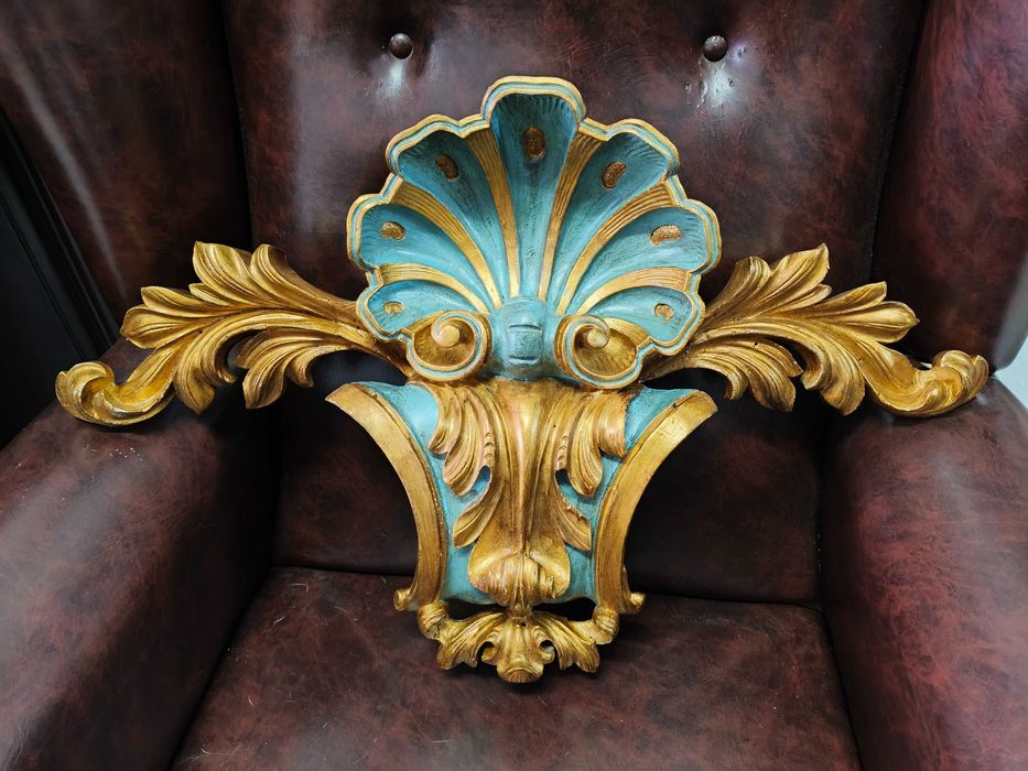 Entalhe floral em madeira dourada e azul