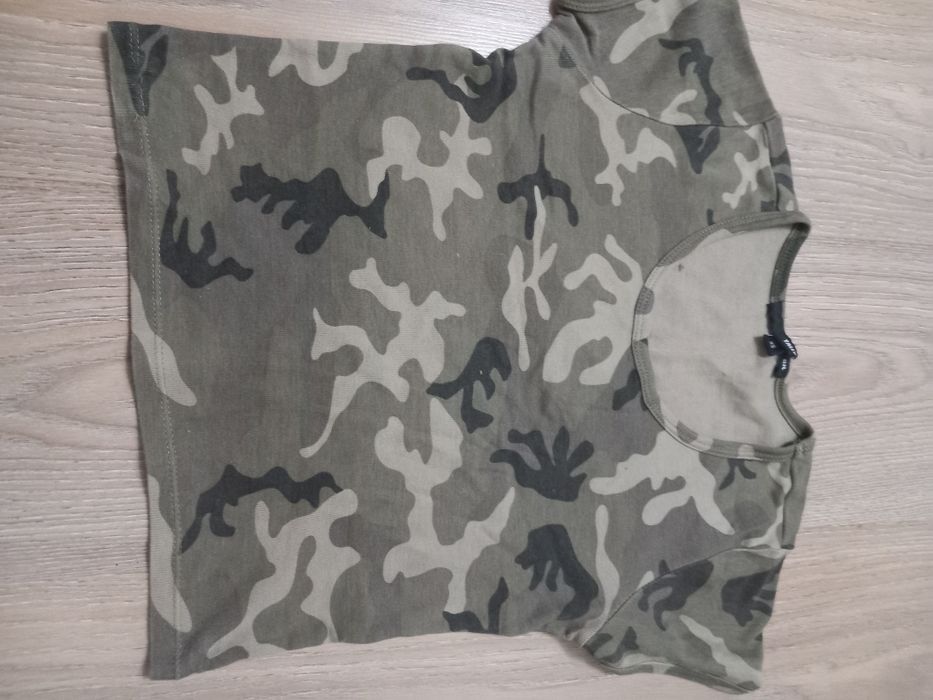 Фудболки і топіки.