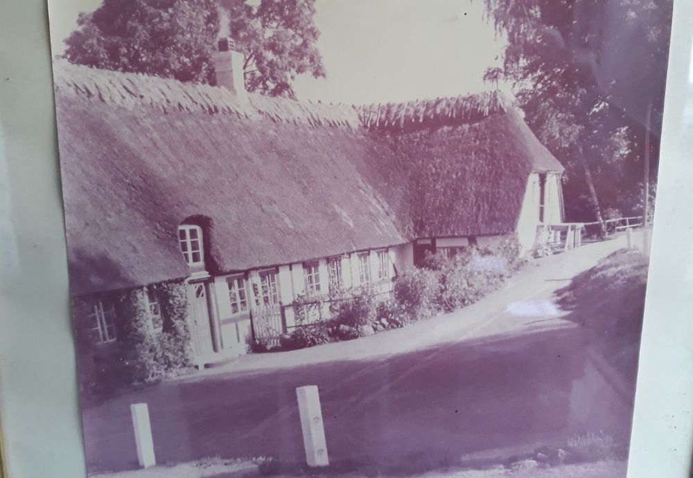 Stare oprawione zdjęcie zabytkowej wiejskiej chaty