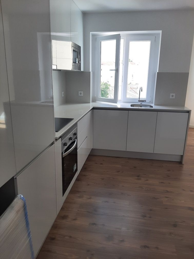 Almada Excelente Apartamento T2  a estrear.
