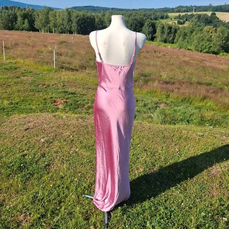 Satynowa sukienka Pretty Lavish – pudrowy róż, obcisła, rozmiar M