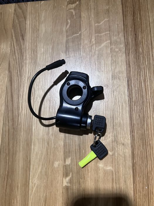 Stacyjka z manetką gazu kukirin g2 master