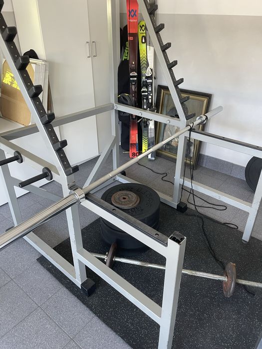 Stojak brama do przysiadów Techogym