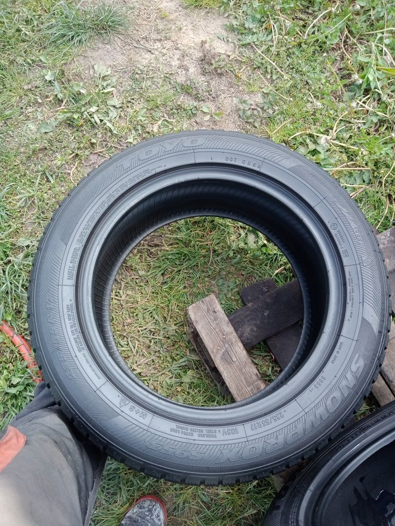 235 55 r17 Toyo Left