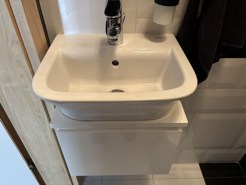 Bateria umywalkowa hansgrohe, szafka, umywalka roca