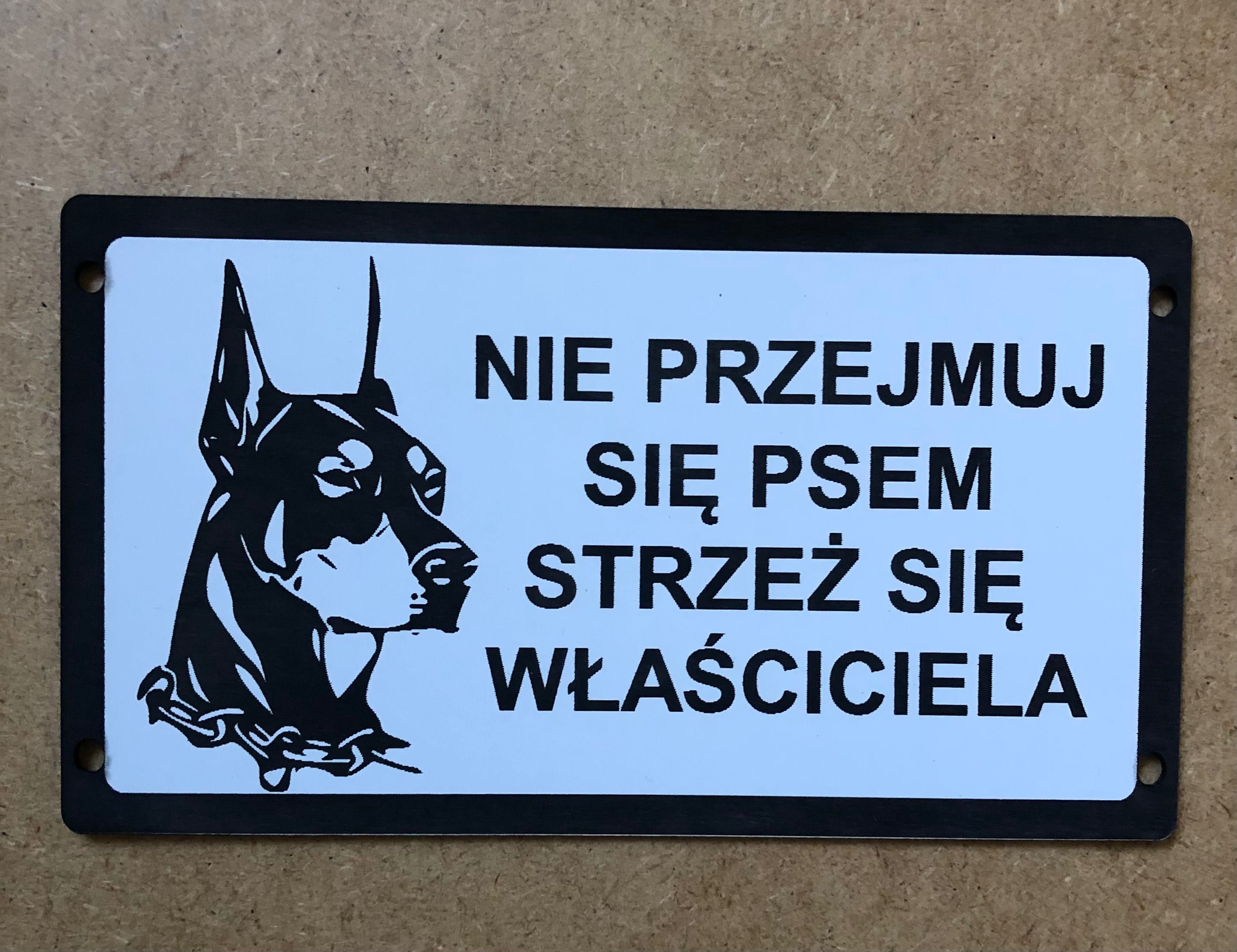 Różnorodne tabliczki ostrzegawczo informacyjne