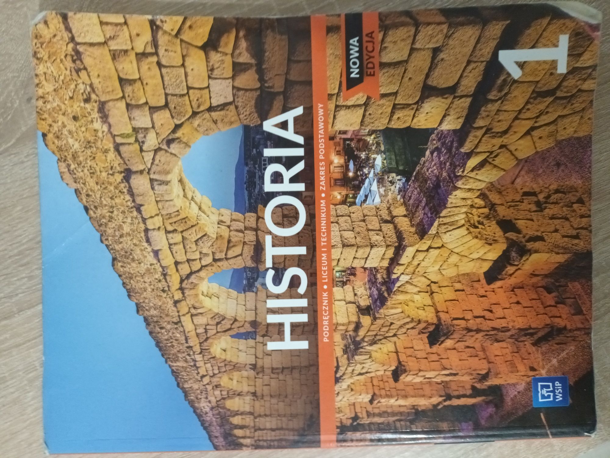 Książka do historii dla liceum I technikum.