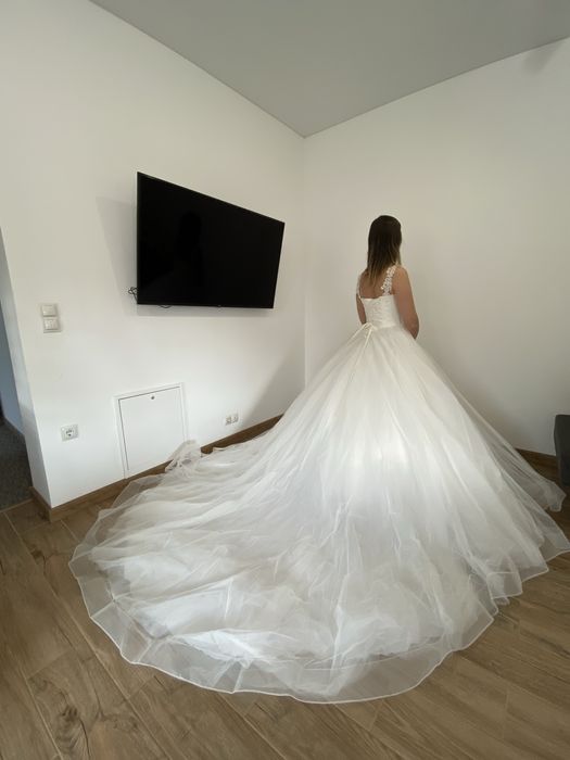 Весільна сукня зі шлейфом від Sofi Bride