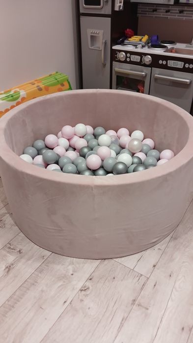 Сухий басейн з кульками