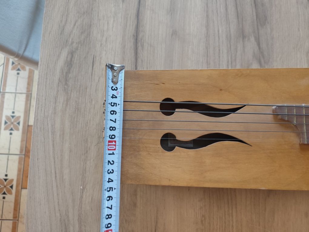 Ludowy instrument strunowy - kantela / lap steel