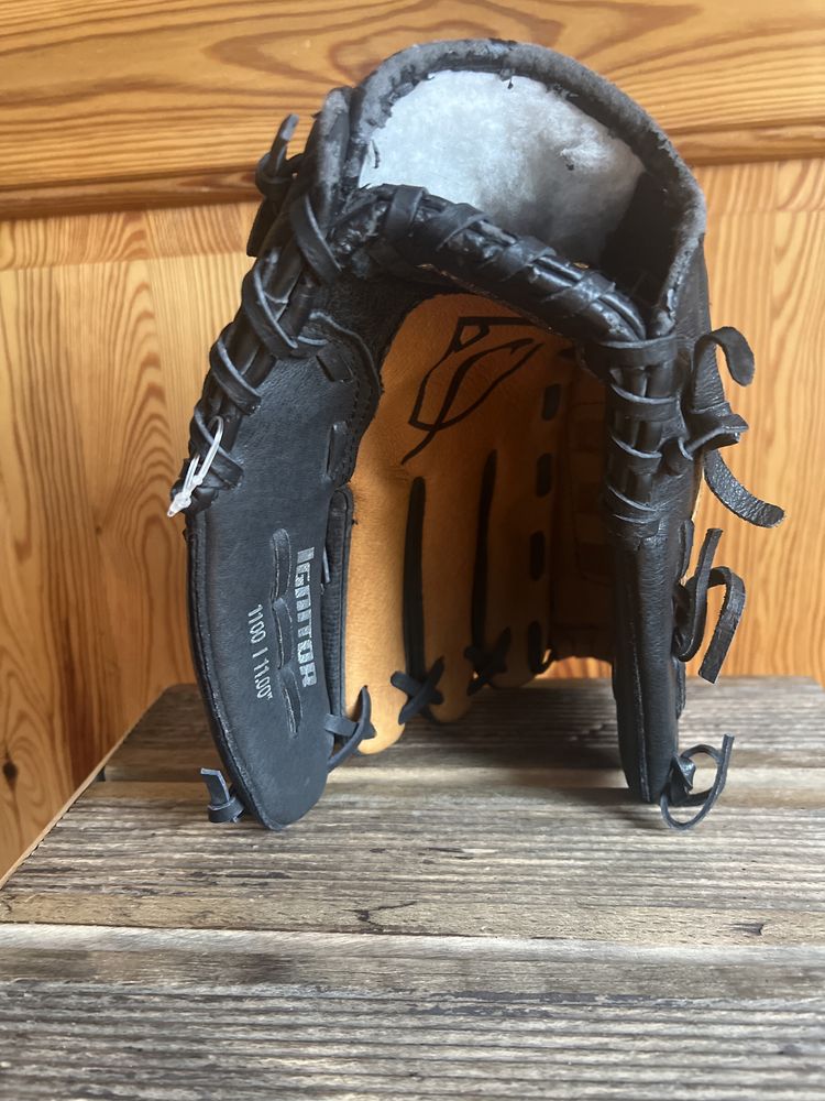 Sprzedam rękawicę baseballową firmy Nike model Ignitor 11,00 cali