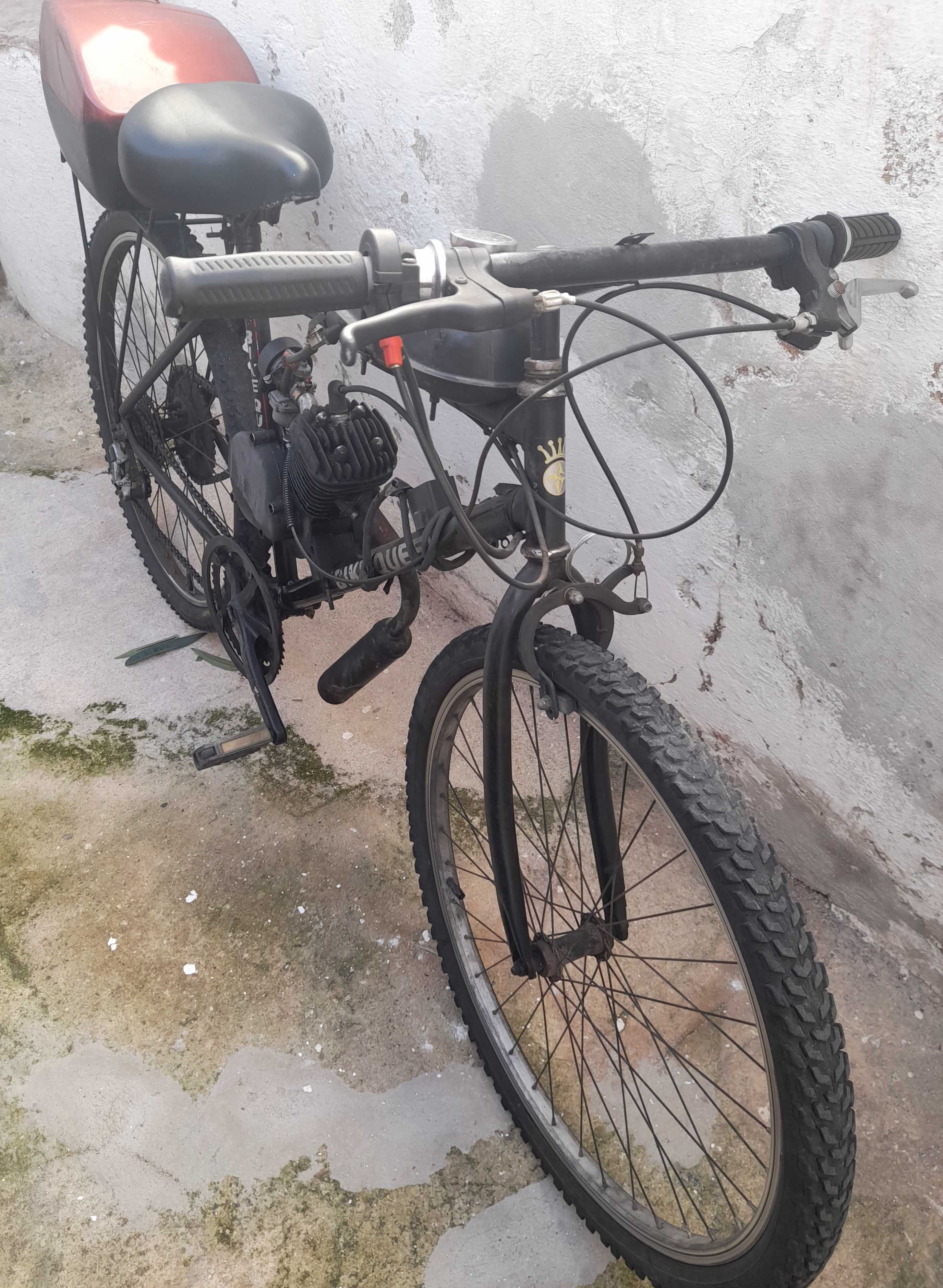 Bicicleta BTT com motor a gasolina