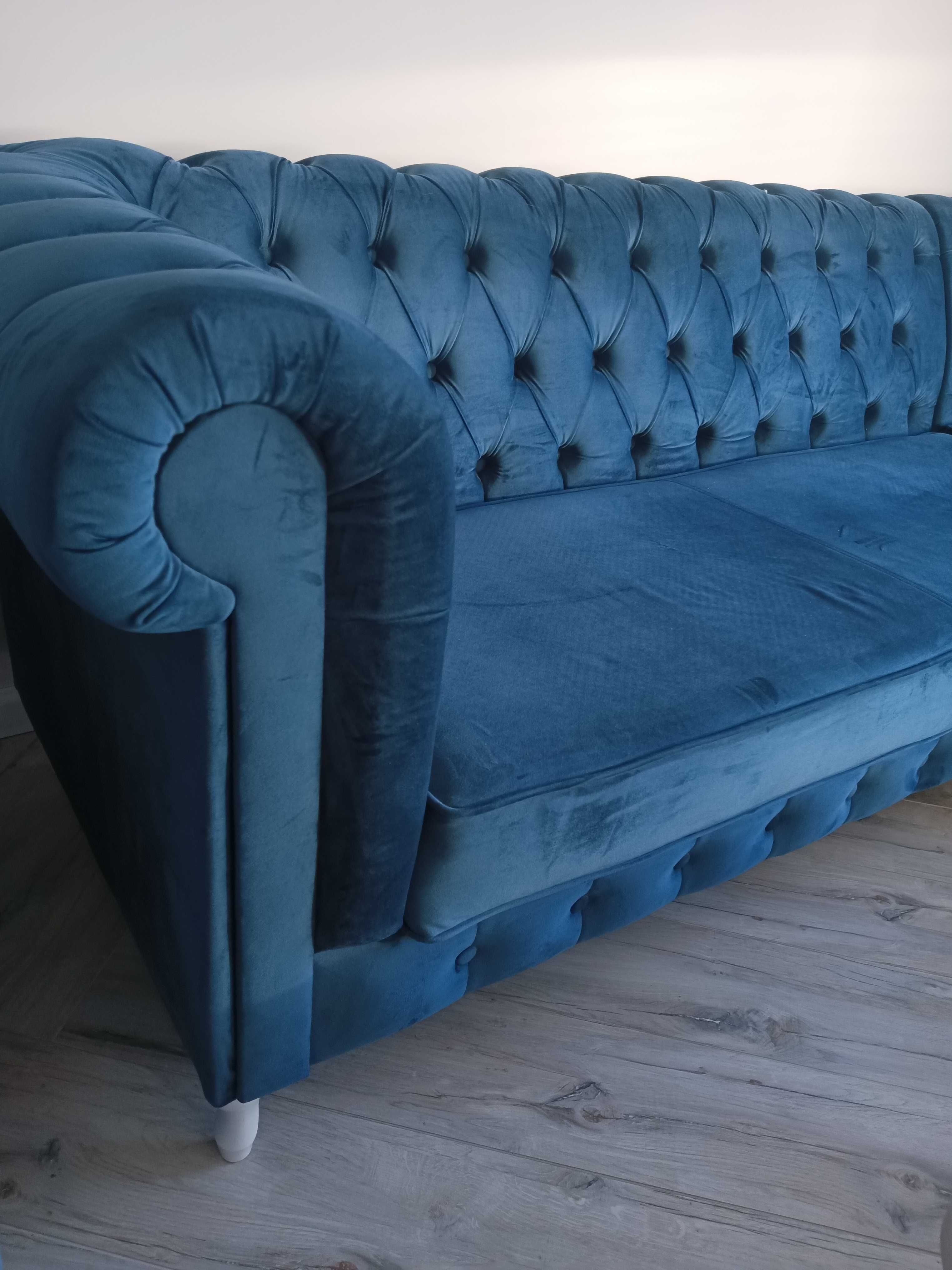 Sprzedam salonową sofę narożną w stylu Chesterfield