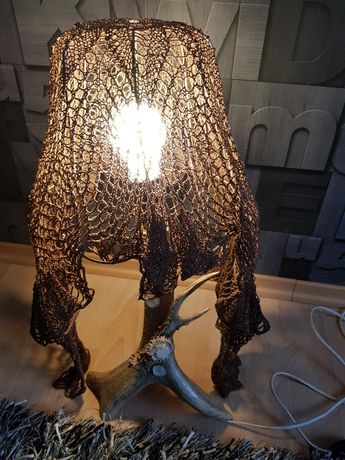 Lampa stołowa z rogu